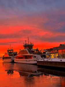 Oslo i solnedgang med Oslofjord båt